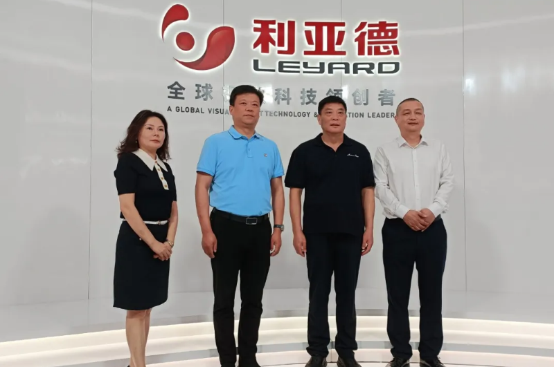 信阳副市长李新伟一行光临鸿运国际集团南方总部走访调研